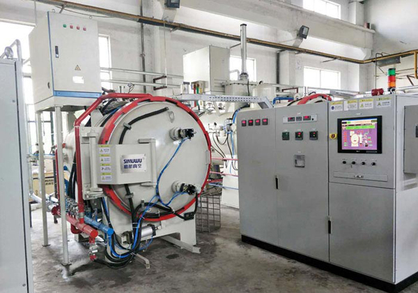 Vacuum heat treatment furnace and heat treatment furnace