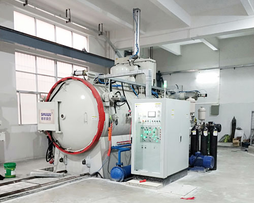 External vacuum heat treatment furnace