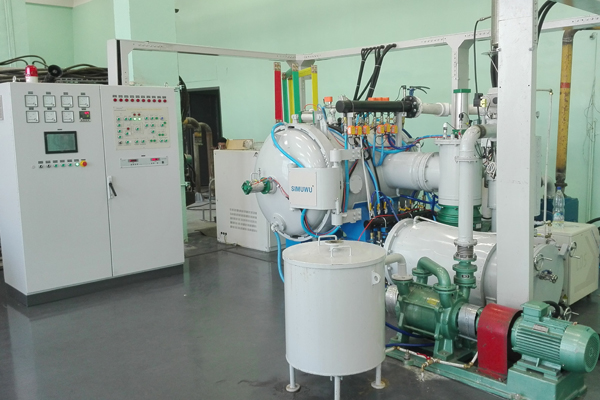 Vacuum furnace for degreasing